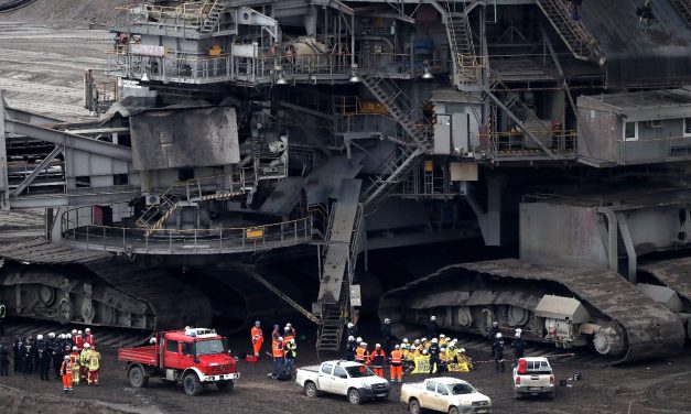 Több száz klímaaktivista tört be több kelet-németországi szénbánya területére