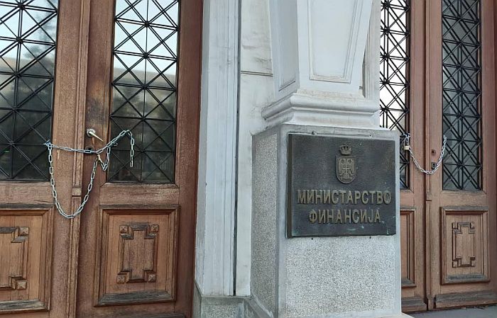 Leláncolták a pénzügyminisztérium bejáratát a Ne davimo Beograd szervezet aktivistái (videó)