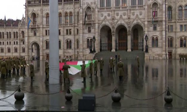 Félárbócon a nemzeti lobogó az Országház előtt