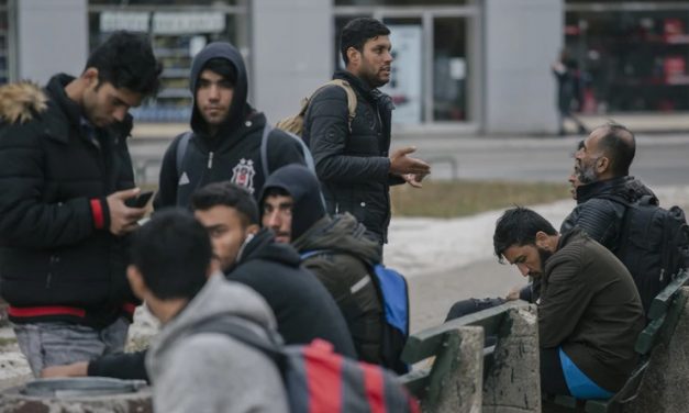 Huszonöt menekültet találtak a rendőrök egy felborult teherautóban