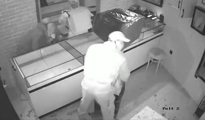 Néhány perc alatt rabolták ki az ékszerüzletet (videó)