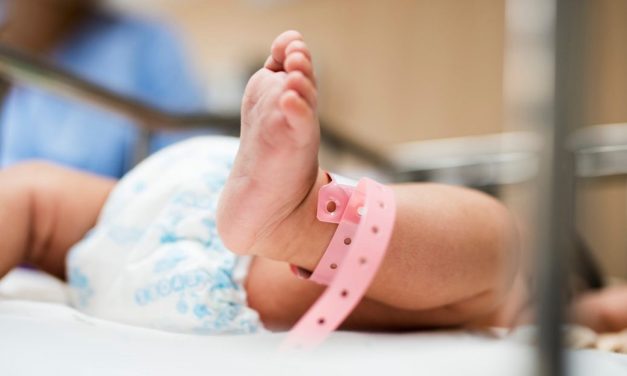 Szerbia: A kormány 2500-3000 euró támogatást ígér az első gyerek születése után