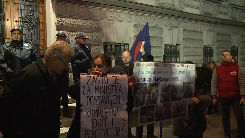<span class="entry-title-primary">Csütörtökig menesszék a pénzügyminisztert!</span> <span class="entry-subtitle">Ezt követelte a Ne da(vi)mo Beograd polgári kezdeményezés a miniszterelnöktől a pénzügyminisztérium előtt</span>