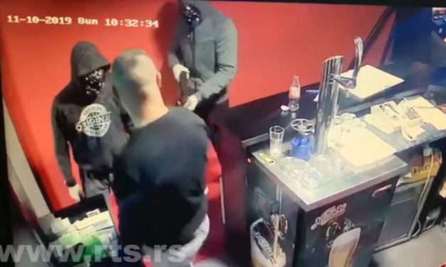 Álarcos rablók rontottak be a fogadóirodába, az ott dolgozó pedig azt hitte, jelmezbál van (Videó)