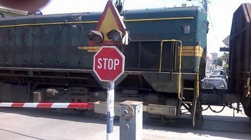 Vonattal ütközött, a helyszínen meghalt az autó hatvanéves sofőrje