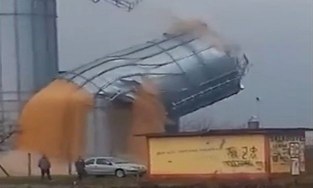 Összedőlt egy szerémségi gabonatározó (Videó)