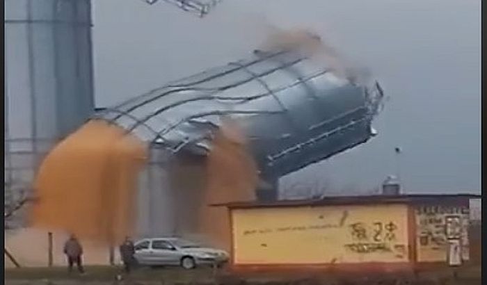 Összedőlt egy szerémségi gabonatározó (Videó)