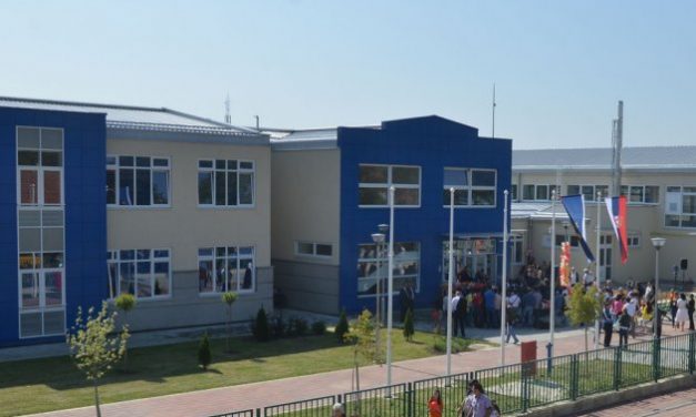 Újvidék: Vaskapu esett rá egy elsős kisdiákra az iskolában