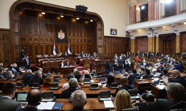 Kilencszáznyolcvan euróra nő a köztársasági képviselők fizetése