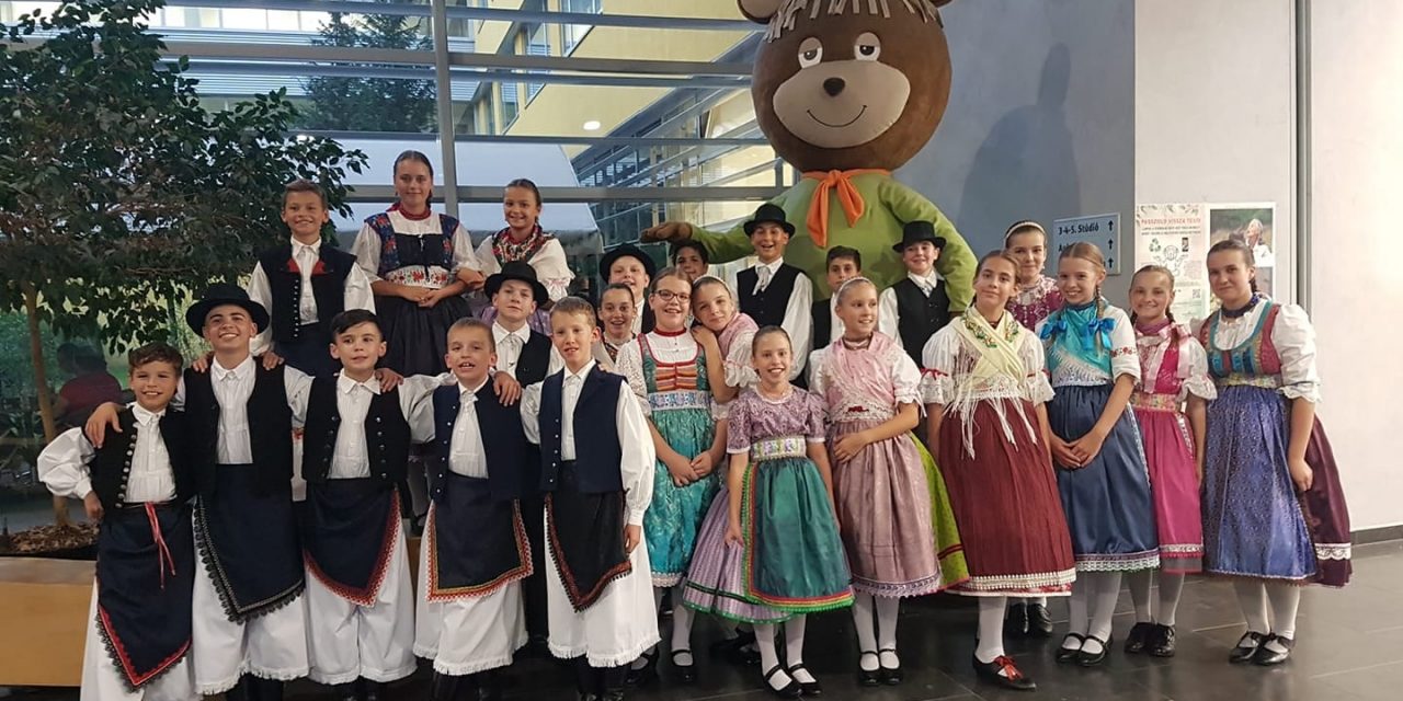 <span class="entry-title-primary">Fölszállott a páva: A Tiszavirág Néptáncegyesület képviseli a Dél-Alföldet</span> <span class="entry-subtitle">A szabadkai Juhász Zenekar húzza a talpalávalót a fiataloknak</span>