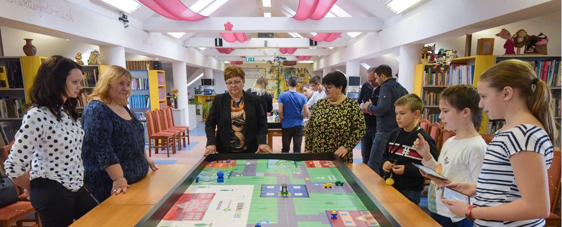 Robotikával ismerkedtek Mórahalmon a hajdújárási tanárok