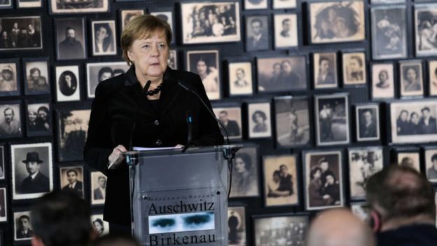 Merkel Auschwitzban mély szégyenérzetről beszélt a németek által elkövetett bűntettek miatt