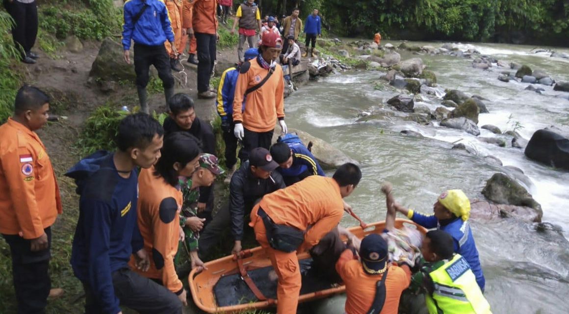 Szakadékba zuhant egy turistabusz Indonéziában, huszonöten meghaltak