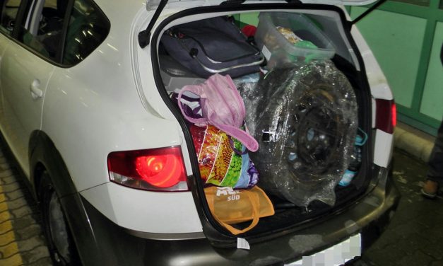 Csomagok között próbáltak két török férfit átcsempészni a határon Tompánál (fotók)