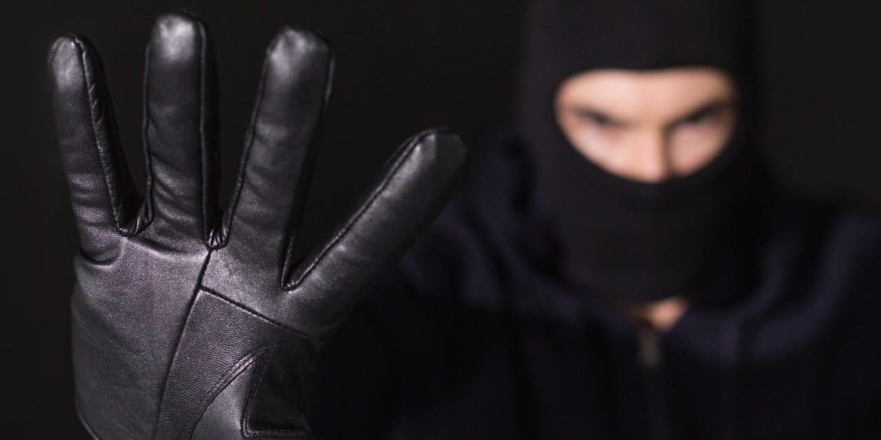 Álarcos kiskorúak raboltak boltot Futakon