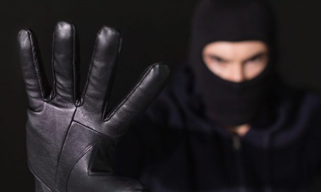 Álarcos kiskorúak raboltak boltot Futakon