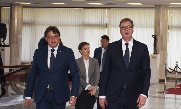 Példátlan mértékű a szerbiai titkosszolgálatok és a kormány összefonódása