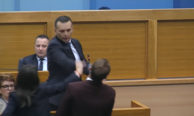 Arcon csapott egy ellenzéki képviselőt a boszniai Szerb Köztársaság belügyminisztere (Videó)
