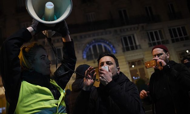 Macronnak távoznia kellett egy színházi előadásról a tüntetők ostroma miatt (VIDEÓ)