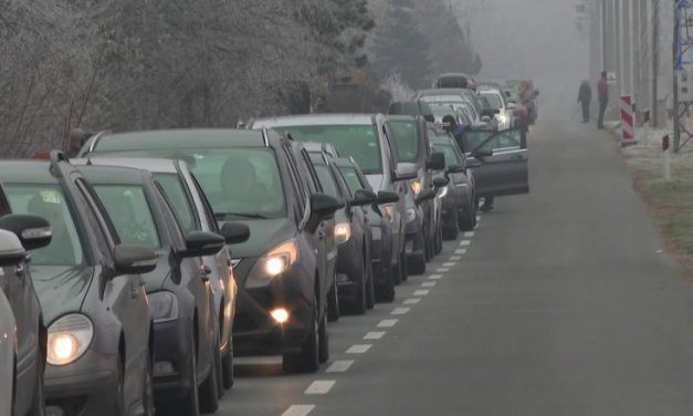 Hosszú sorok a szerb-magyar határszakaszon