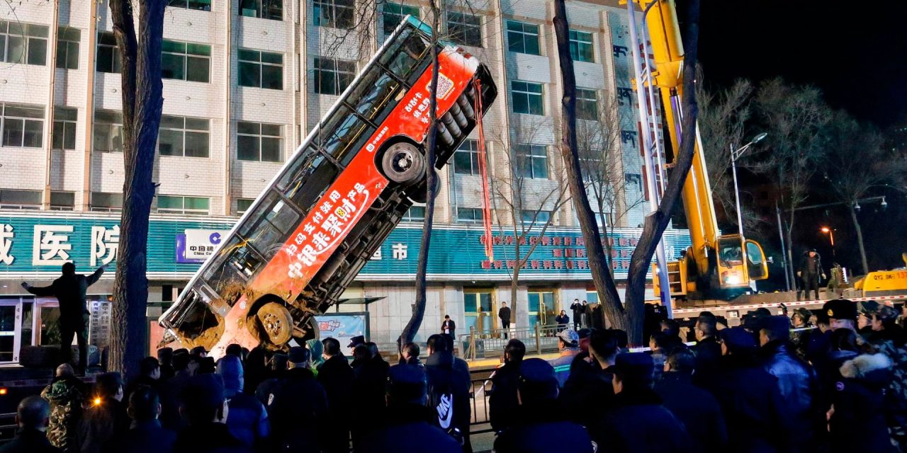 Megnyílt az út a busz alatt, hatan vesztették életüket (videó)