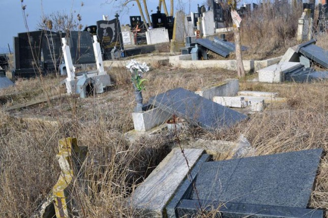 Elfogta a rendőrség a csantavéri sírrongálókat
