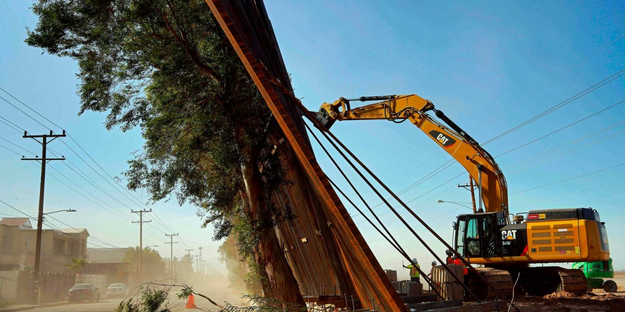 Az erős szélben eldőlt az amerikai határkerítés egy része (videó)