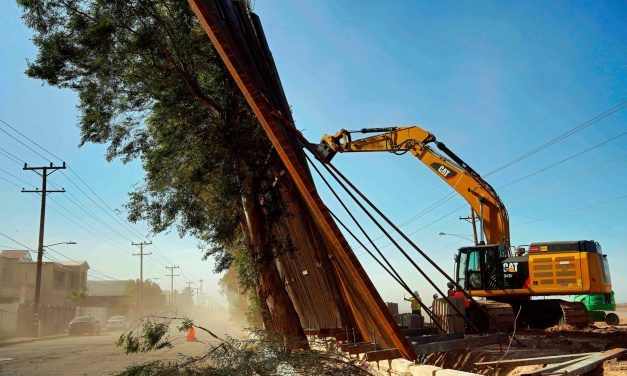 Az erős szélben eldőlt az amerikai határkerítés egy része (videó)