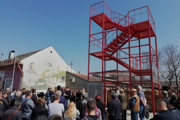 <span class="entry-title-primary">A nép és az igazság nevében</span> <span class="entry-subtitle">Egy újvidéki diszkótűzben elhunyt fiatalok családtagjai az ügyészek és a bírók munkájának felülvizsgálatát követelik</span>