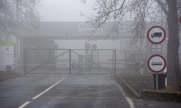 Illegális bevándorlók megpróbálták áttörni a kerítést Röszkénél