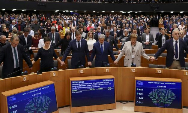 <span class="entry-title-primary">Bye-bye, Britain</span> <span class="entry-subtitle">Érzékeny búcsú, faragatlan Farage-válasz, könnyek és ének az Európai Parlament Brexit-napján</span>