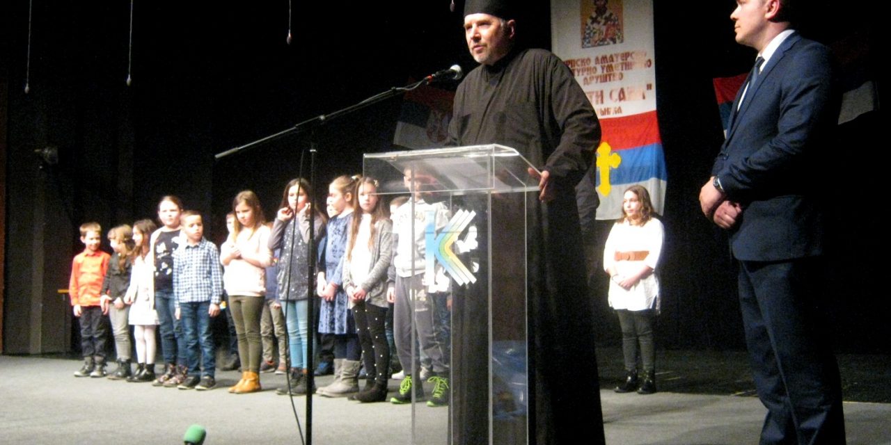 A magyarkanizsai pópa megoszt és fenyeget Szent Száva ürügyén (videó)