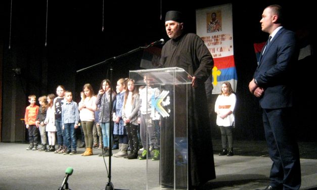 A magyarkanizsai pópa megoszt és fenyeget Szent Száva ürügyén (videó)