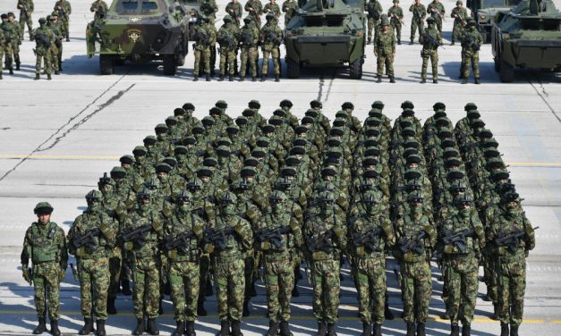 Szerbiában katonai nyilvántartásba veszik a 18 éveseket