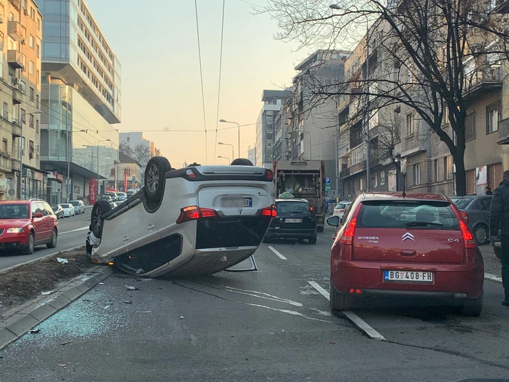Belgrád: Felborult egy autó, a mentők három sérültet szállítottak kórházba