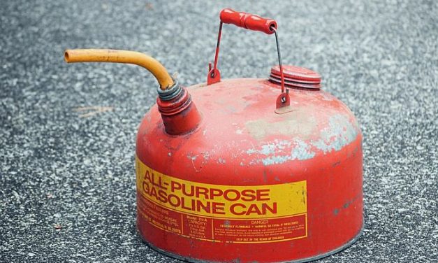 Újvidék: Benzinnel locsolt le egy autót, de végül nem gyújtotta fel, mert megérkezett a tulajdonos