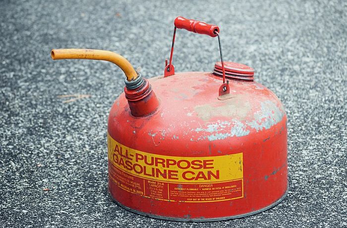 Újvidék: Benzinnel locsolt le egy autót, de végül nem gyújtotta fel, mert megérkezett a tulajdonos