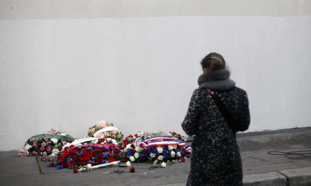 Öt évvel ezelőtt rohanta le két terrorista a Charlie Hebdo párizsi szerkesztőségét