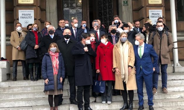 Maszkot húztak a Szarajevóba érkező diplomaták