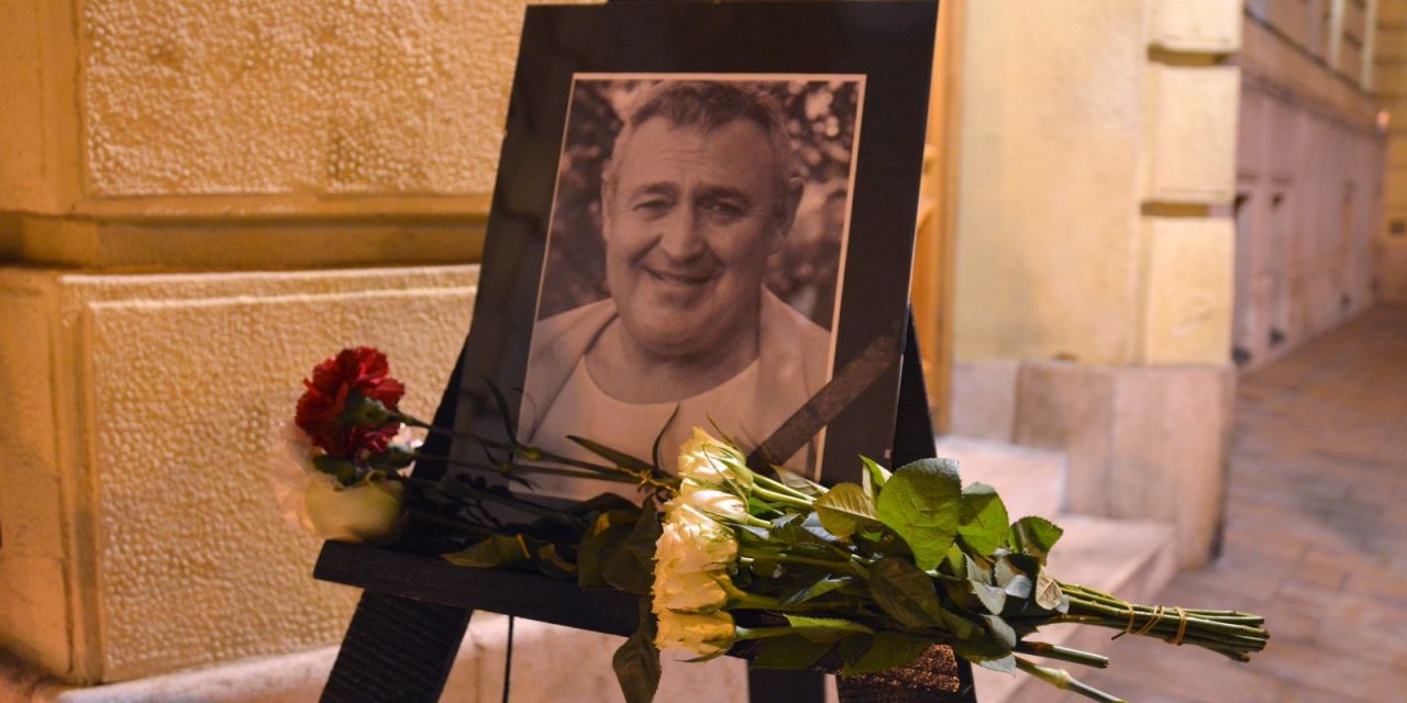 <span class="entry-title-primary">Elbúcsúztak Gesztesi Károlytól</span> <span class="entry-subtitle">Hétfőn este tartják zárt körű és nyilvános búcsúztatóját a Vígszínházban és a színház előtt</span>