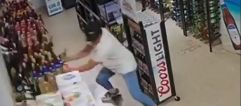 Megpróbálta megállítani a földrengést egy italboltos, de nem jött össze (videó)