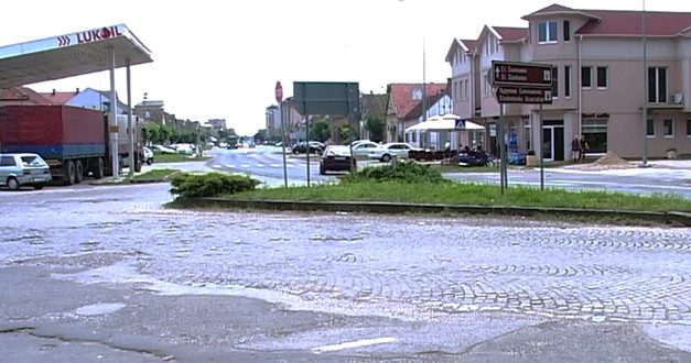 Nem bírtak az erejükkel – tönkretették a sorompót, megrongálták az újévi dekorációt