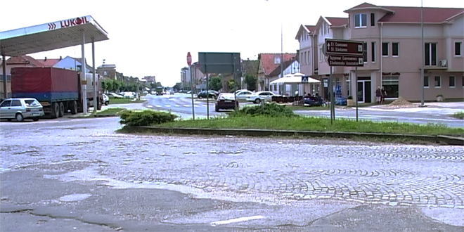 Nem bírtak az erejükkel – tönkretették a sorompót, megrongálták az újévi dekorációt