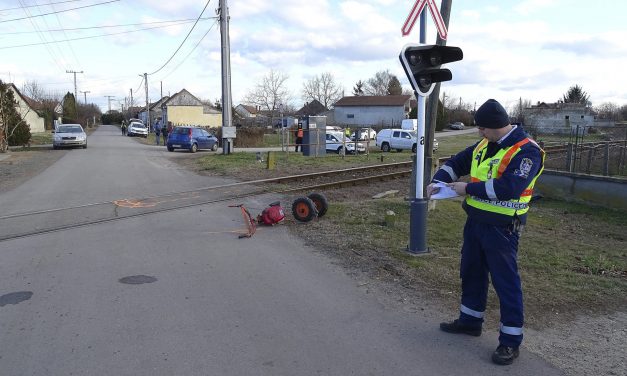 Vonattal ütközött egy kerti traktor, mentőhelikopter érkezett a helyszínre