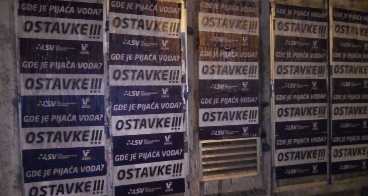 Az illetékesek lemondását sürgető plakátok jelentek meg Nagybecskereken a rossz minőségű víz miatt (Fotók)