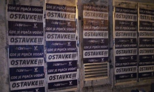 Az illetékesek lemondását sürgető plakátok jelentek meg Nagybecskereken a rossz minőségű víz miatt (Fotók)