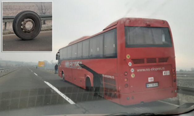 Gurul az autóbuszkerék, ki tudja, hol áll meg…