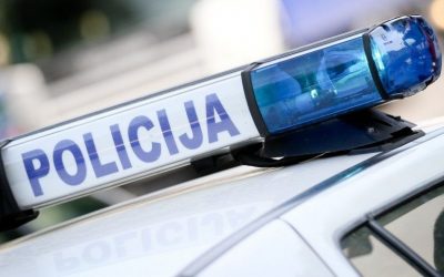 Hét kiló füvet, kokaint, hamis iratokat és házi gyártmányú lőfegyvert foglaltak le rendőrök (Fotók)