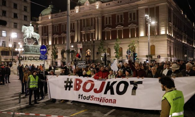 Vučić diktátorként viselkedik, a tantermekben sokszor kréta sincs (VIDEÓ)