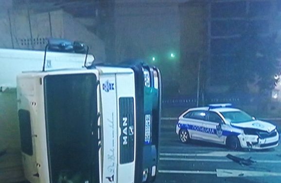 Két rendőr sérült meg a szerb kormány épülete előtti balesetben